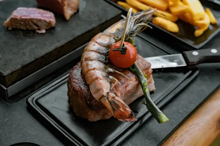 Surf & Turf mit Dry Aged Rinderfilet, Gambas, Pommes und hausgemachten Soßen