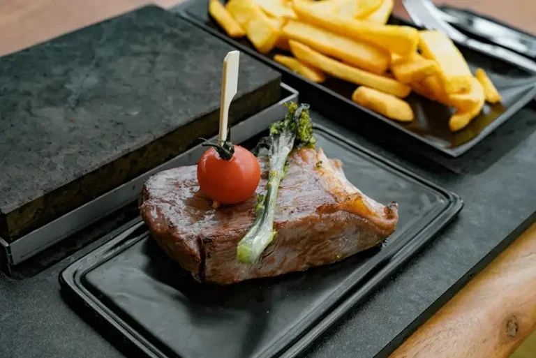 180 g Wagyu Rinderfilet auf heißer Steinplatte mit Pommes und hausgemachten Soßen