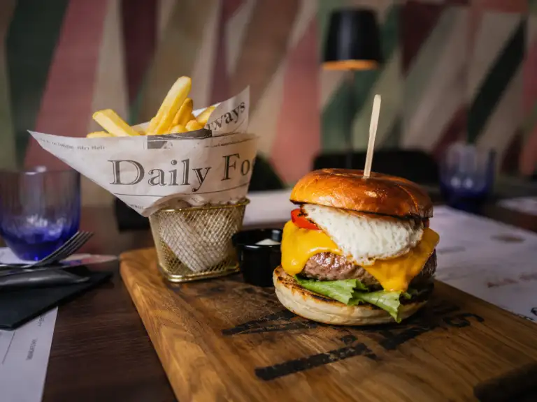 La Vaca Burger mit Rindfleisch, Cheddar und Pommes bei Pasta König