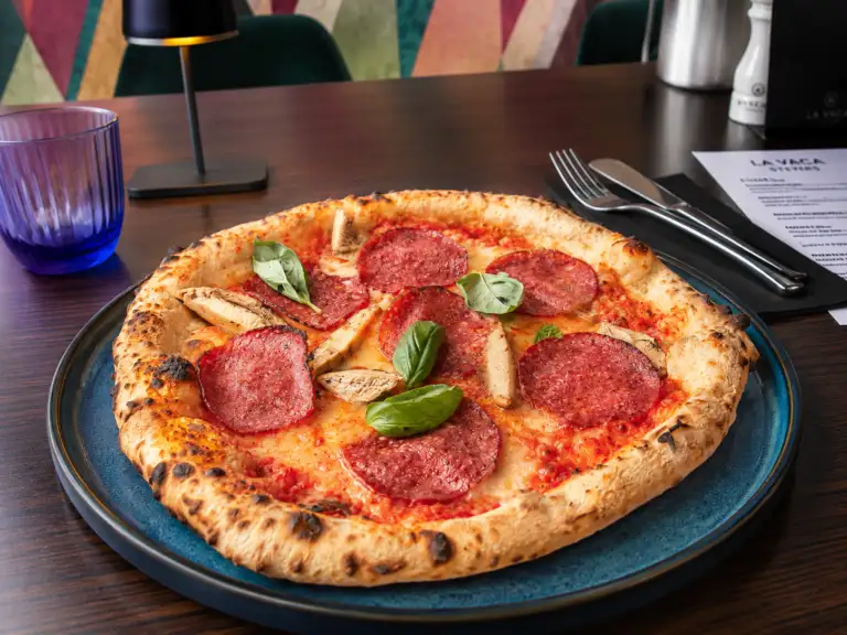 Pizza Diavola mit würziger Salami und knusprigem Steinofenrand bei Pasta König in Bad Säckingen