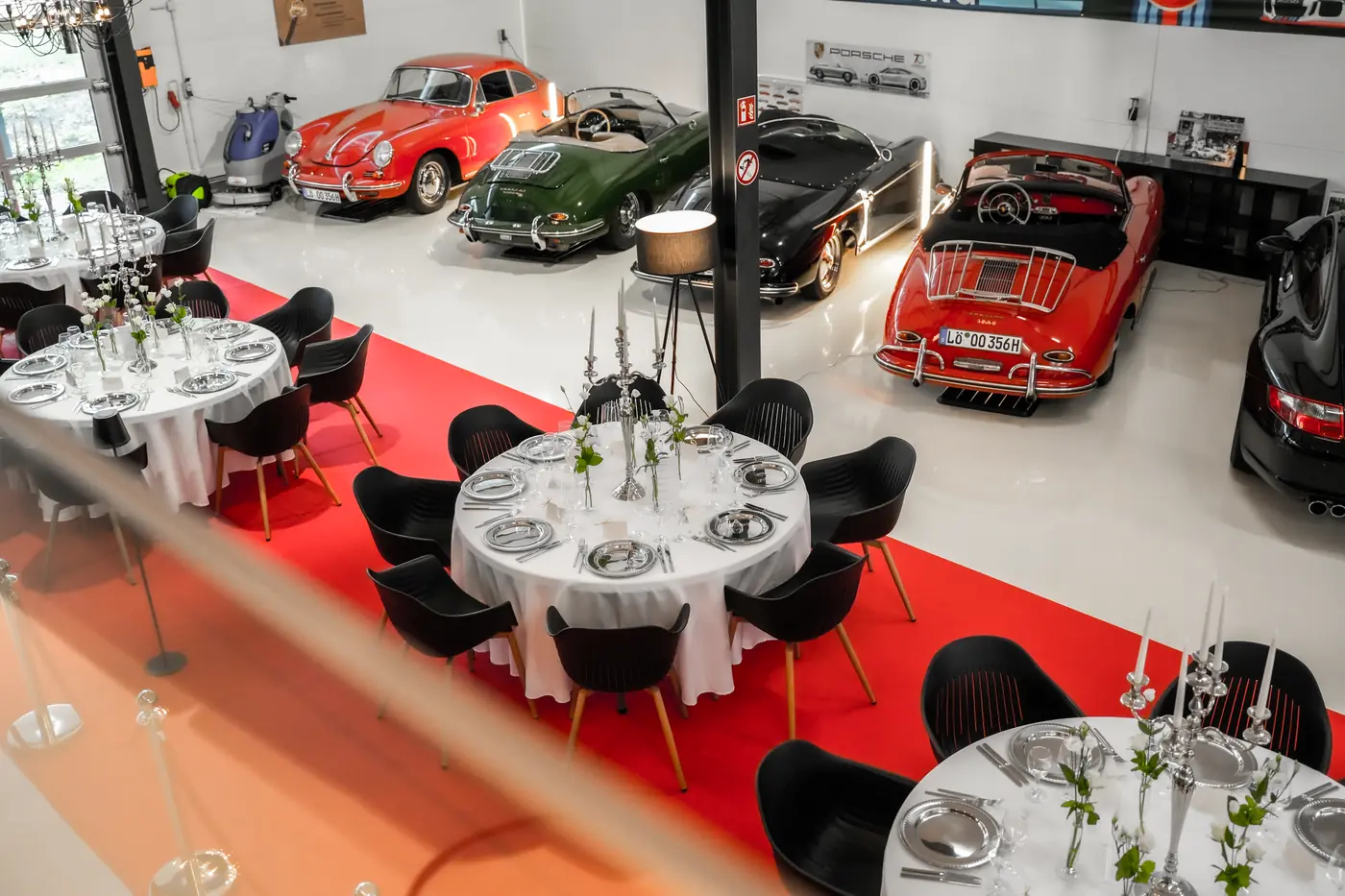 Blick über die eingedeckten Tische im Showroom