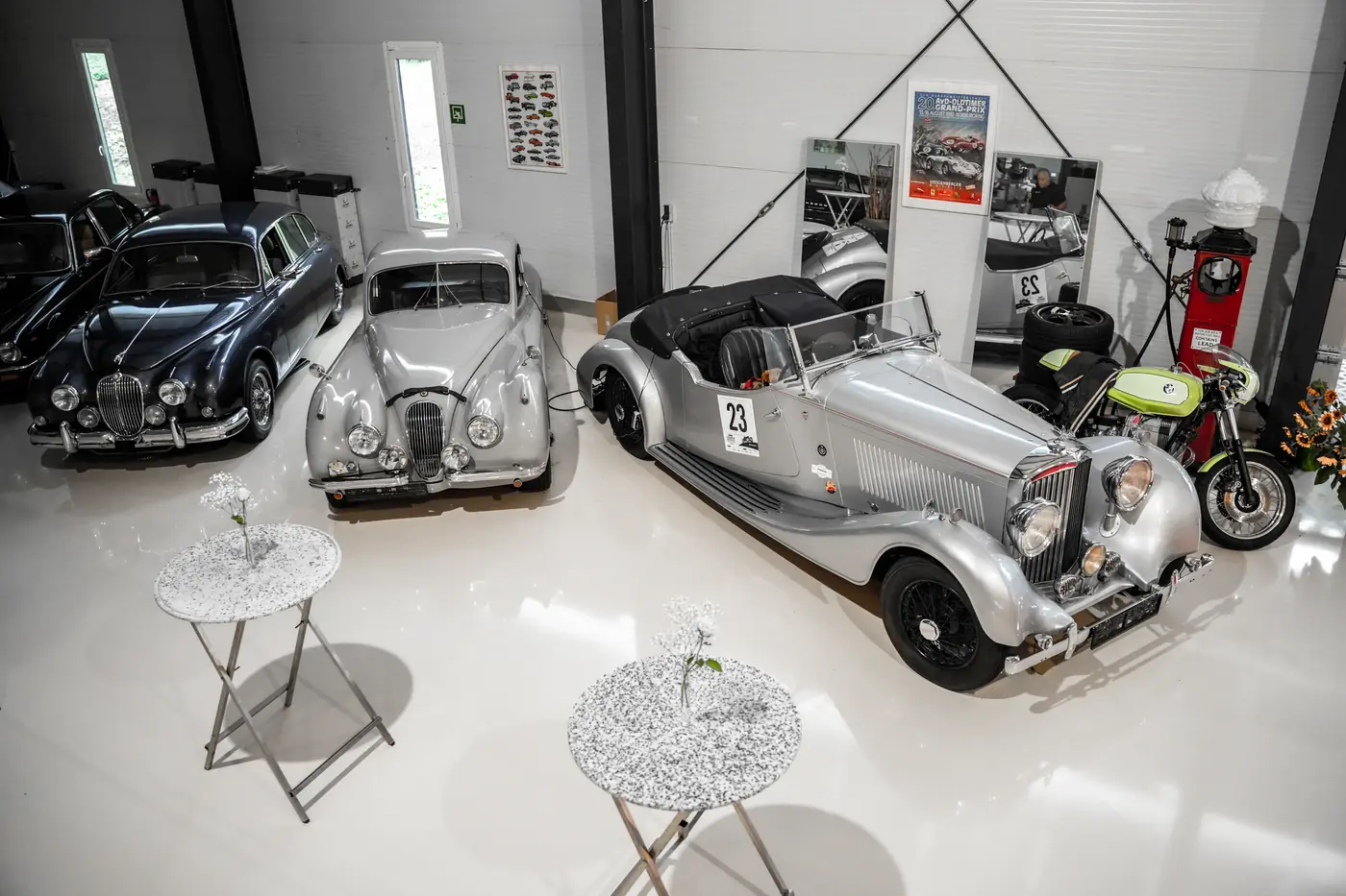 Stehtische zwischen Oldtimern