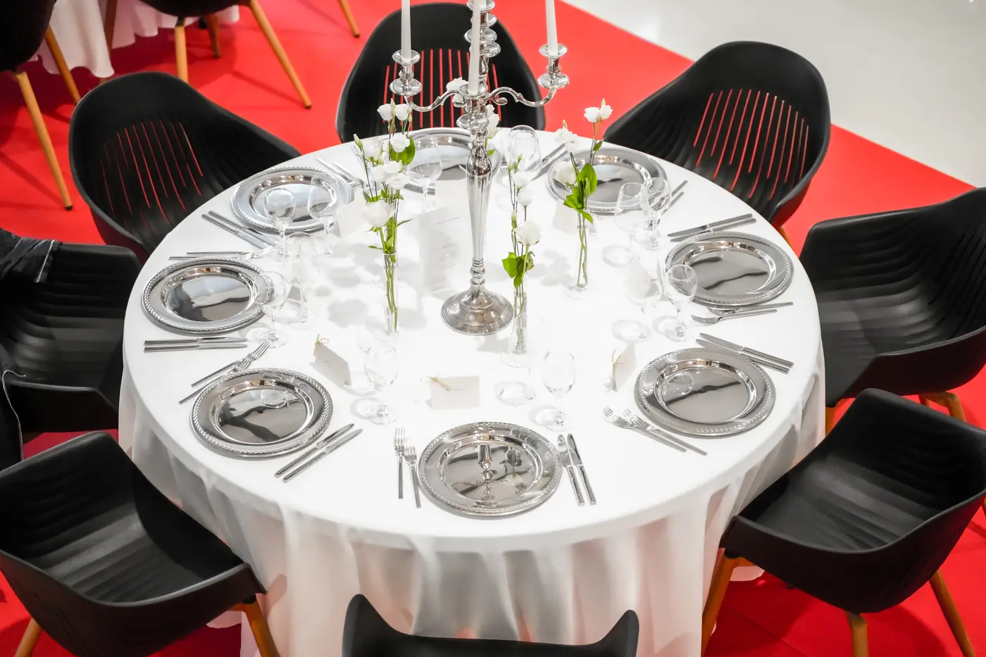 Elegant eingedeckter runder Tisch mit Kerzenleuchter