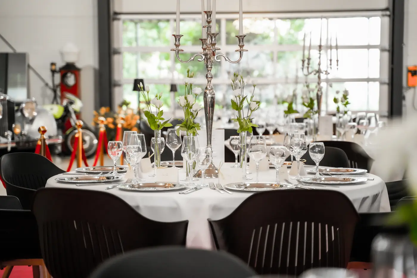 Festliche Tafel mit Blumen und Kerzenleuchtern