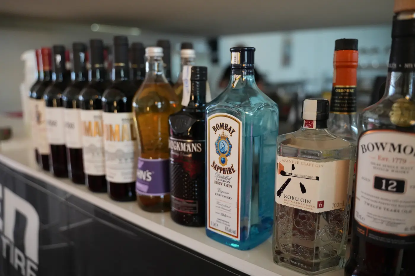 Bar mit Weinen und Spirituosen