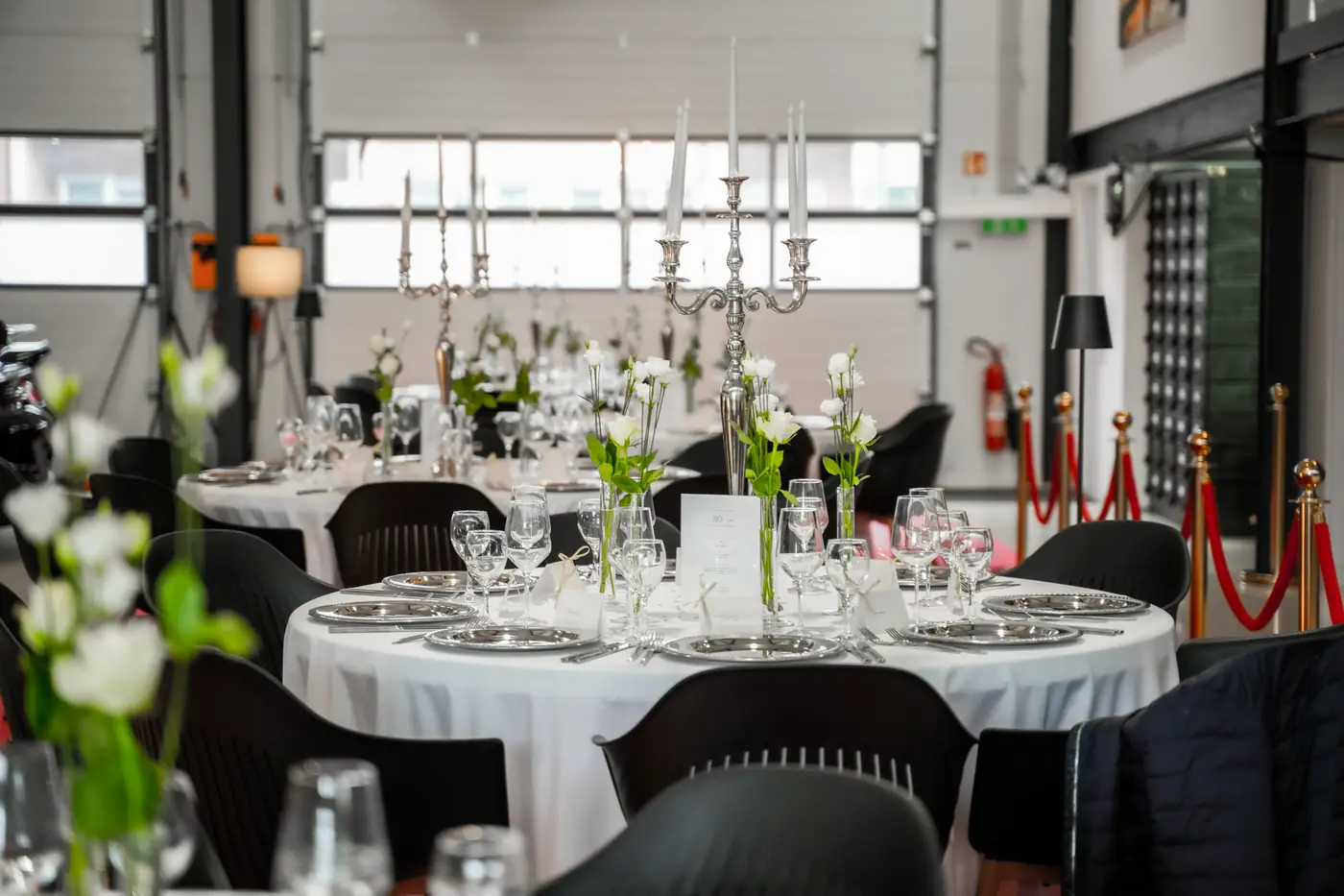 Eingedeckte Tische im hellen Showroom