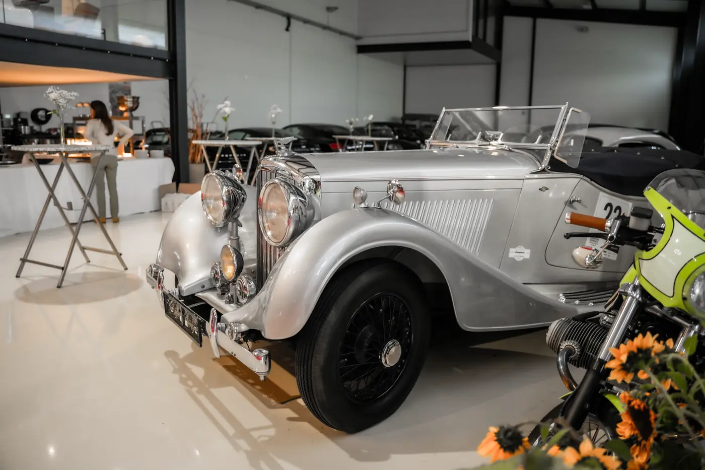 Silberner Oldtimer-Roadster in der Location