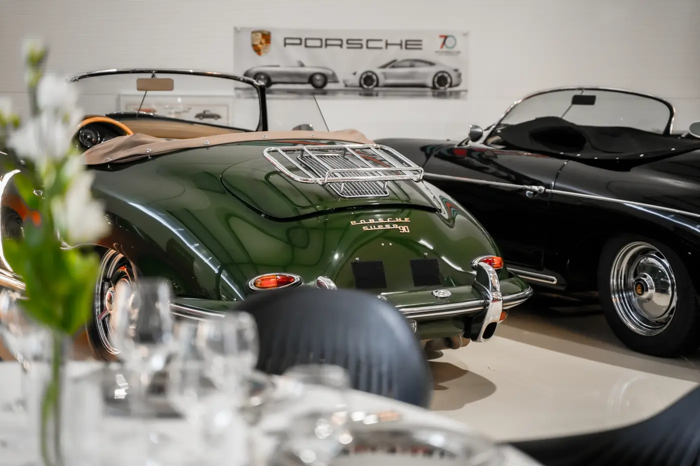Gedeckter Tisch vor Porsche-Klassikern