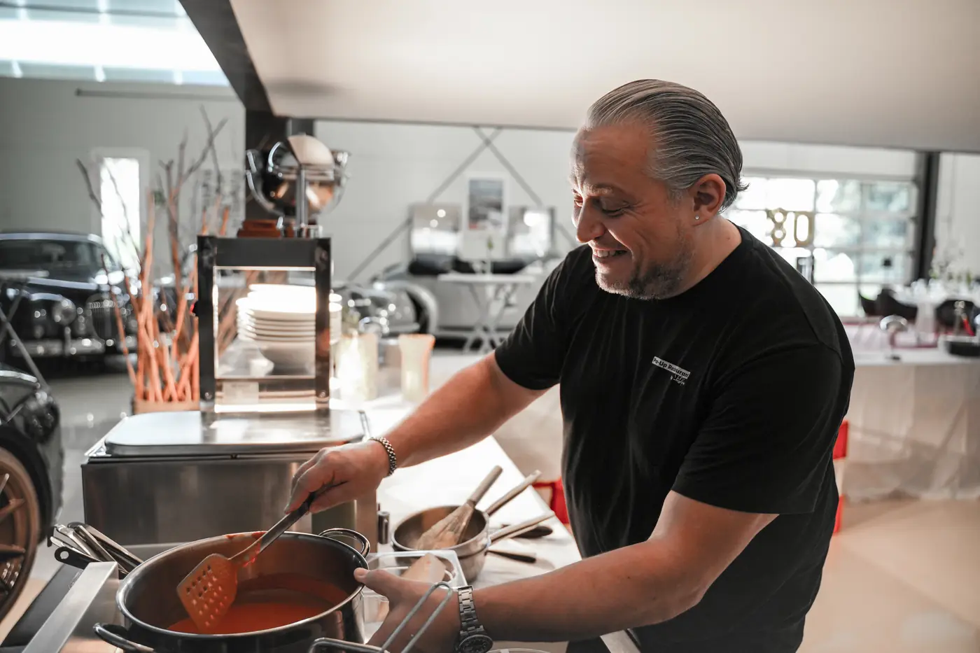 Koch rührt die Sauce live vor Ort