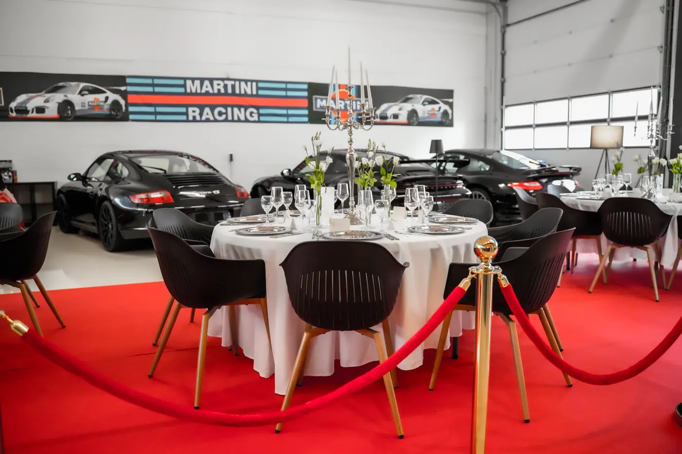 Tafel auf rotem Teppich mit Absperrkordel