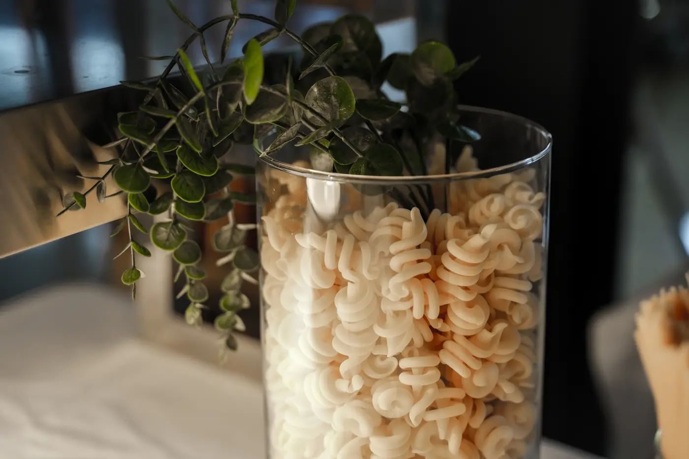 Dekoration mit getrockneter Pasta im Glas
