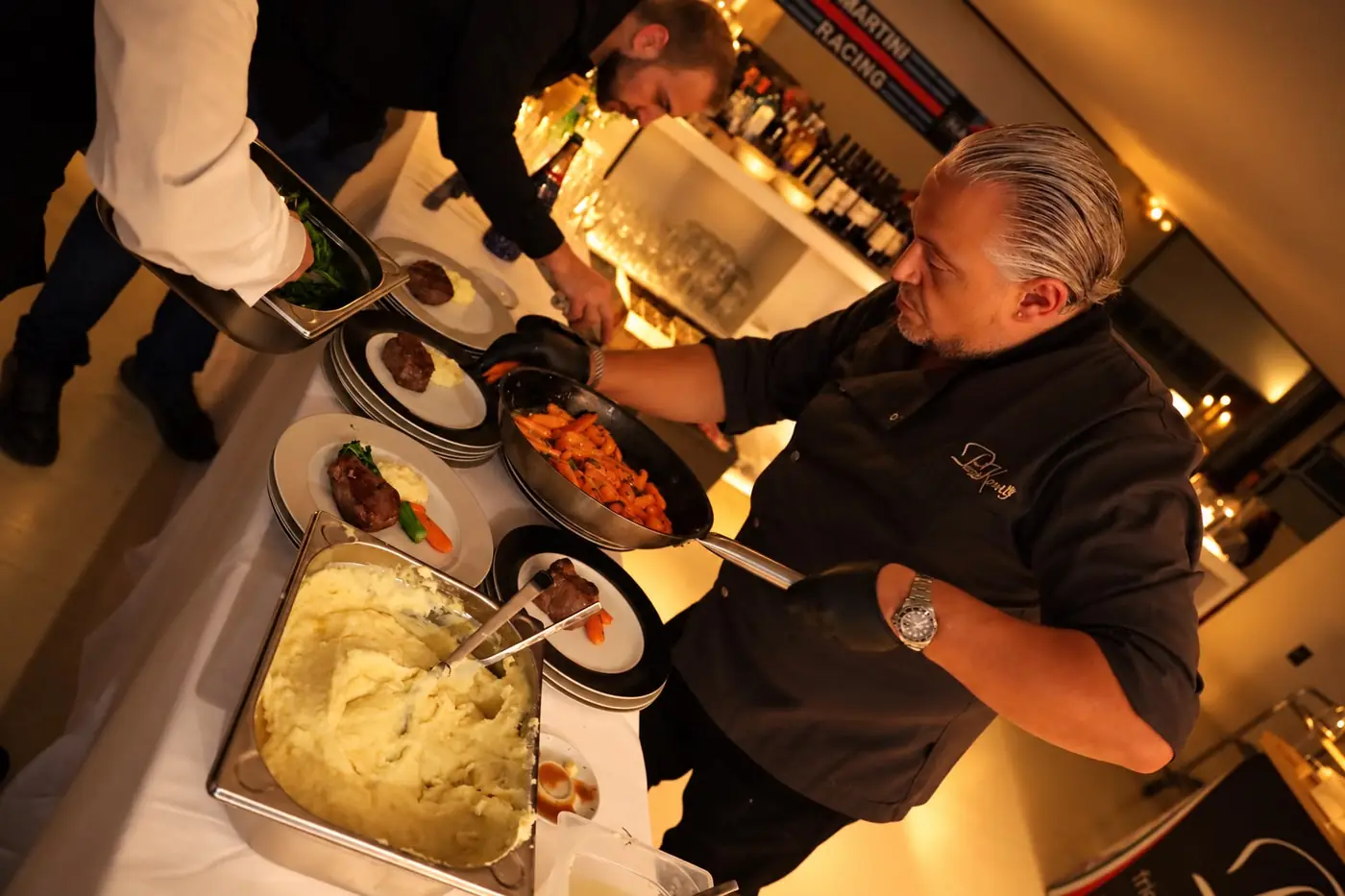 Koch beim Anrichten der Pasta