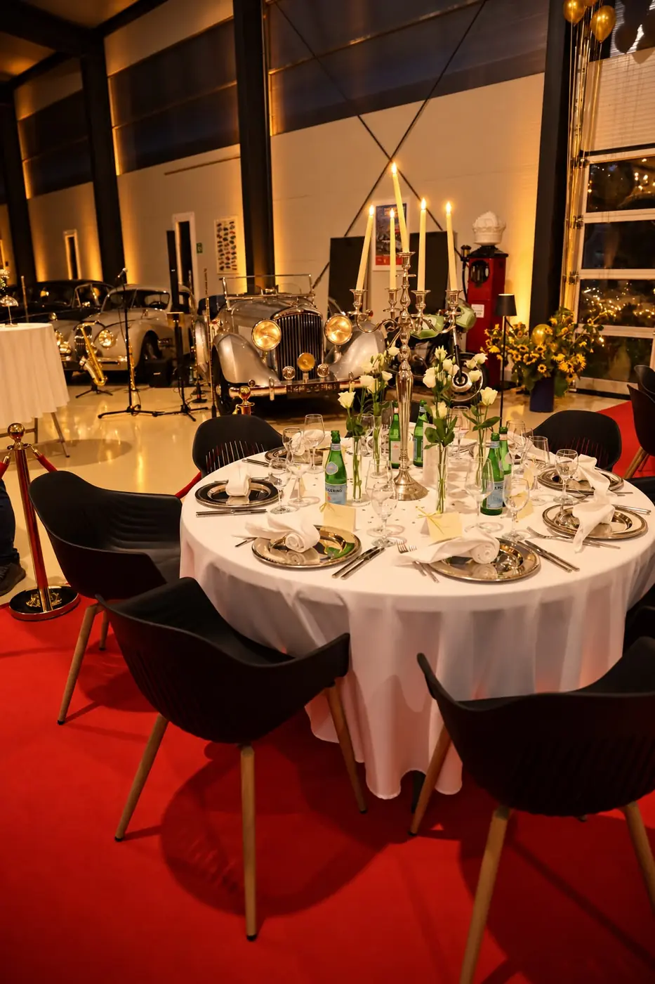 Gedeckter Tisch am Abend im warmen Licht