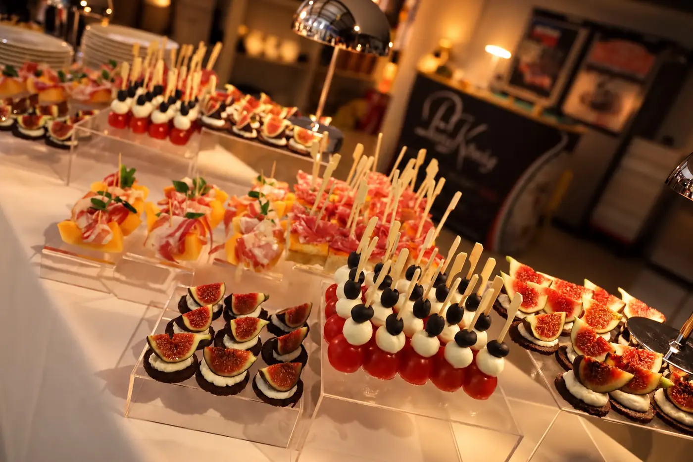 Fingerfood-Buffet von Pasta König mit Antipasti und Desserts