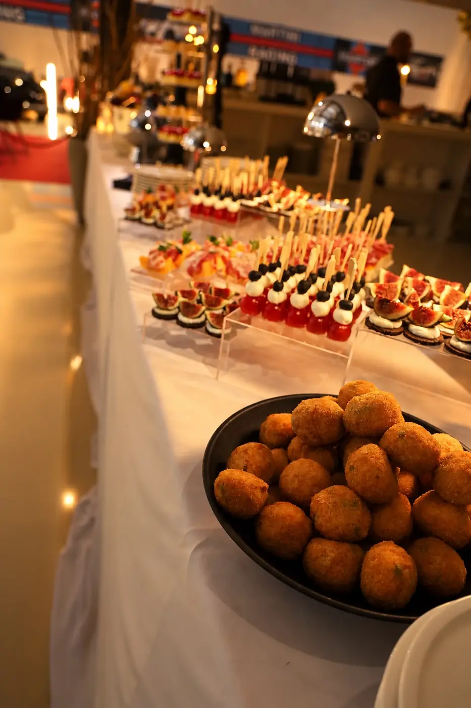 Buffet mit Fingerfood und Arancini
