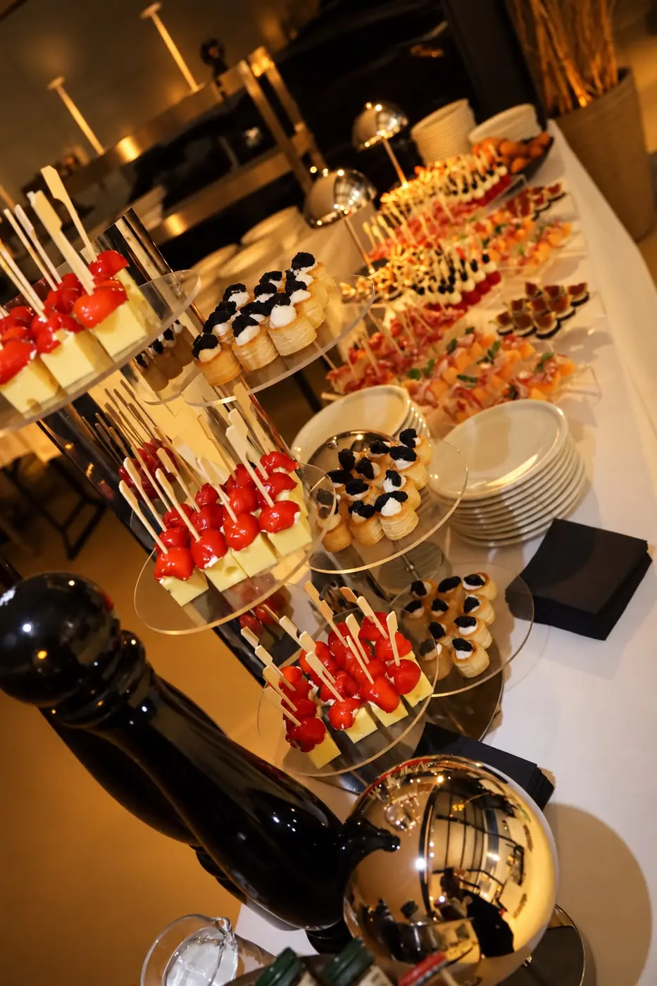Spieße und Desserts am Buffet