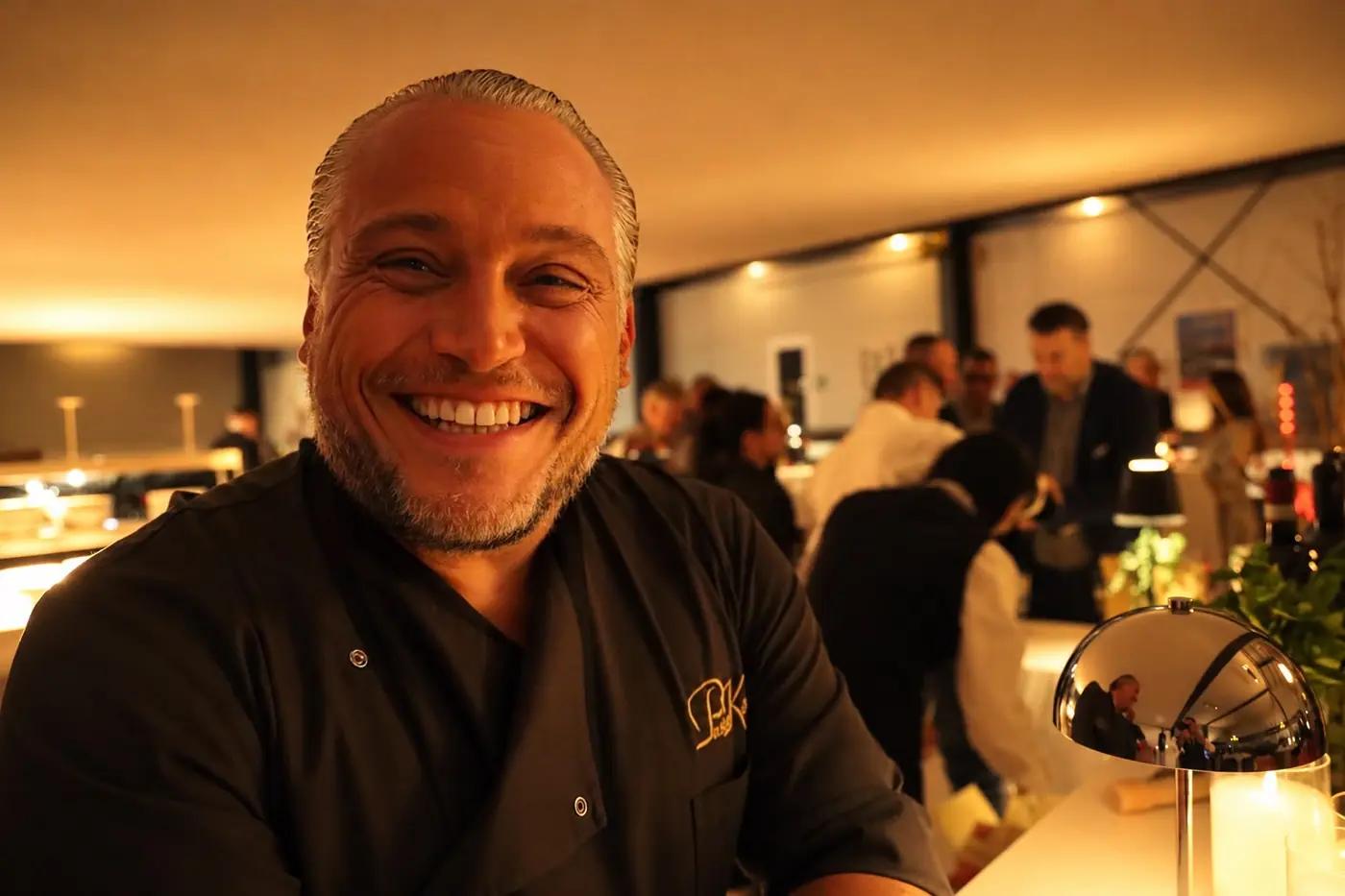 Koch von Pasta König lächelt beim Event