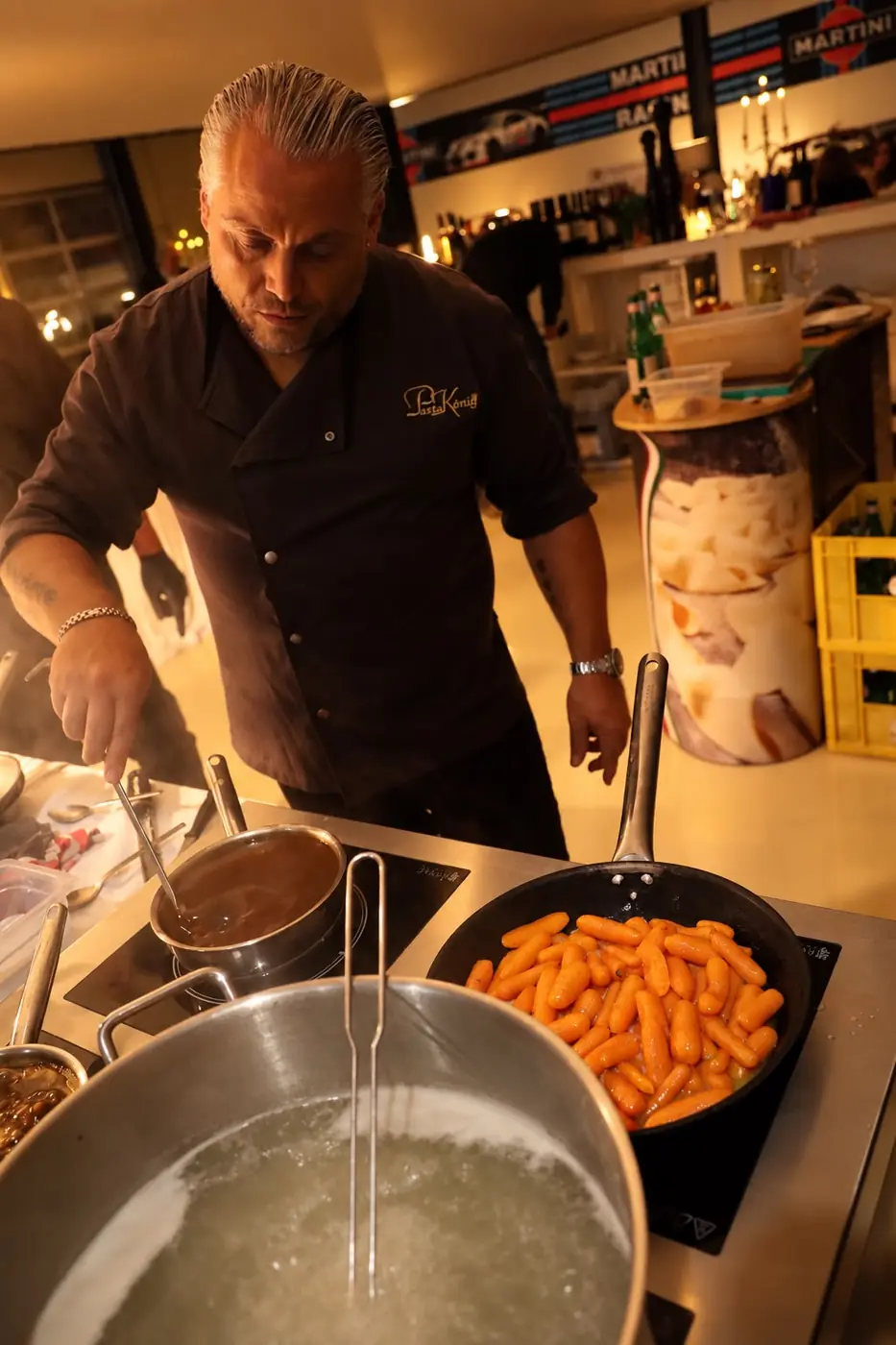 Koch bereitet Gnocchi zu